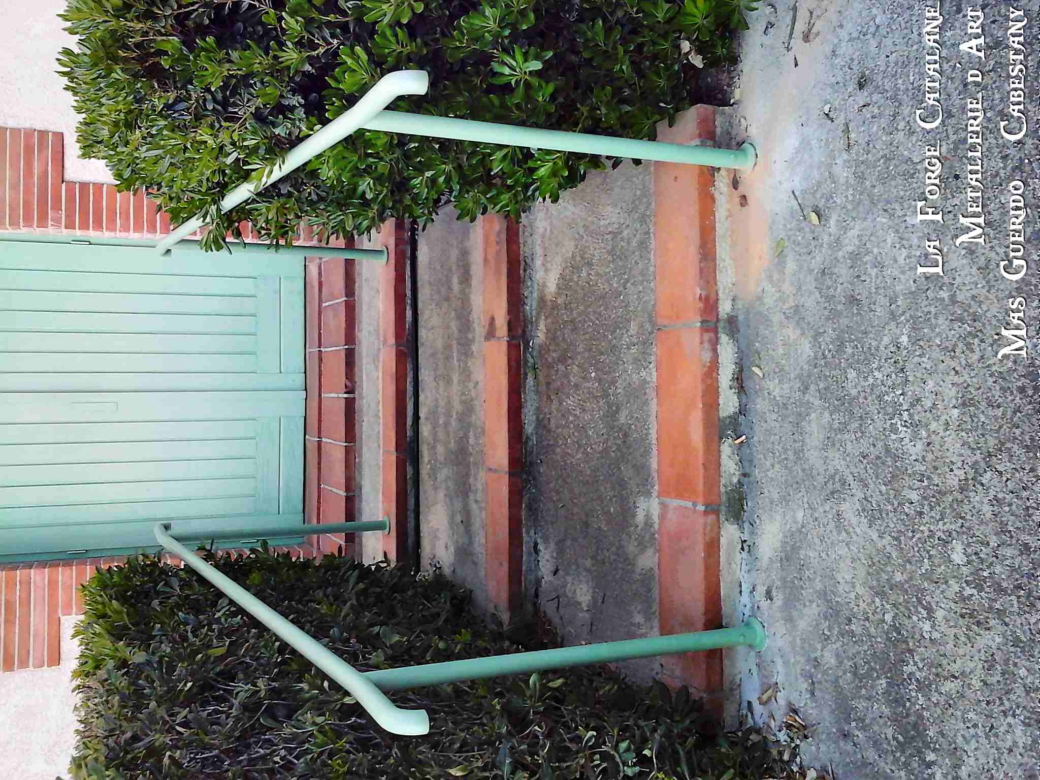 main courante sur poteaux en fer tube rond thermolaquer forge catalane.jpg